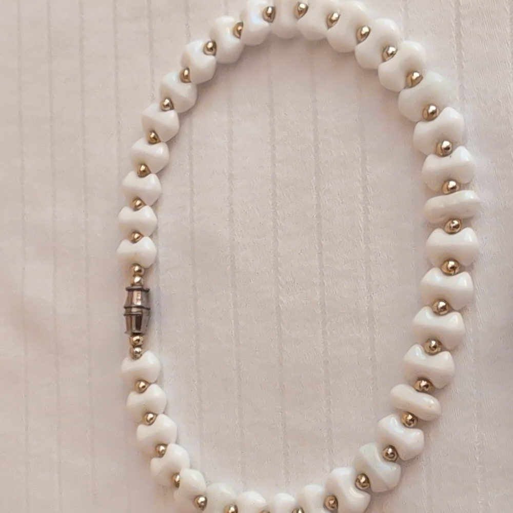 Elegant White and Gold Tone Vintage Beaded Bracelet Set - Picture 2 of 5